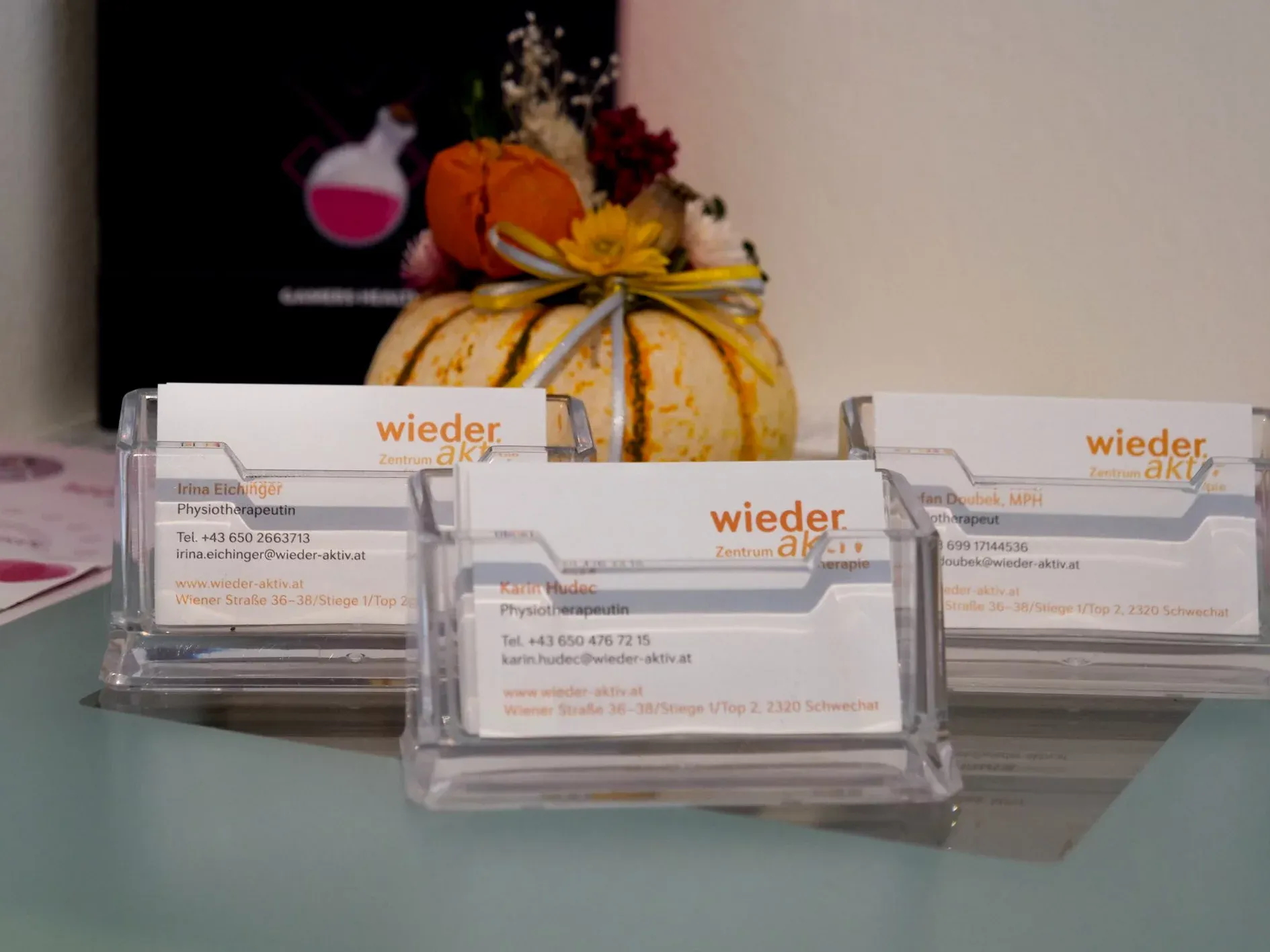 Empfang mit Visitenkarten von Wieder aktiv
